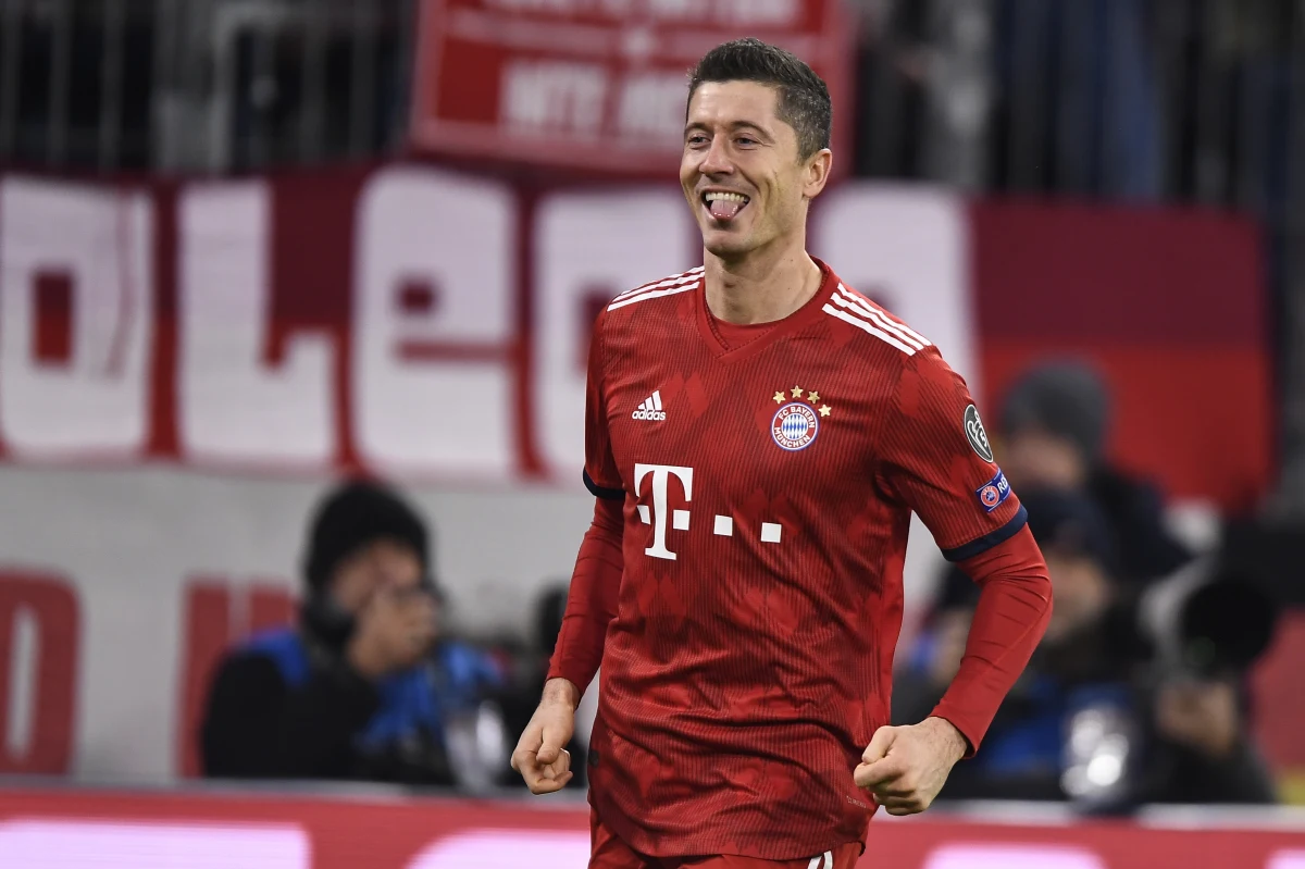 Robert Lewandowski zdobył drugiego gola dla Bayernu w Monachium w meczu piłkarskiej Ligi Mistrzów z Benficą Lizbona. Było to jego 51. w karierze trafienie w tych rozgrywkach, a szóste w tym sezonie. Po bramce Polaka w 51. minucie gospodarze prowadzili 4:1. Wynik na 5:1 ustalił w 76. minucie ustalił Franck Ribery.

