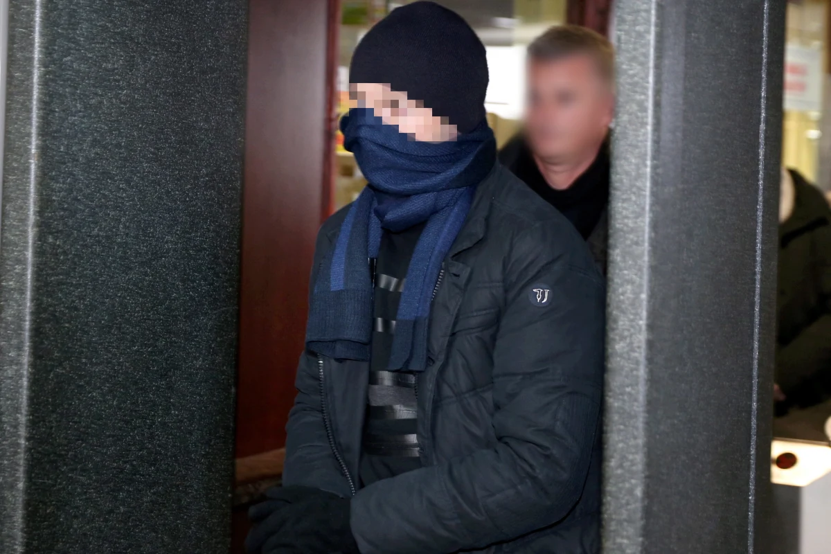 Z uwagi na późną porę do środy zostało przerwane przesłuchanie b. szefa Komisji Nadzoru Finansowego Marka Ch. – poinformował wieczorem naczelnik śląskiego wydziału Prokuratury Krajowej Tomasz Tadla. Ch. jest podejrzany o przekroczenie uprawnień. Chodzi o rozmowę z właścicielem Getin Noble Banku.