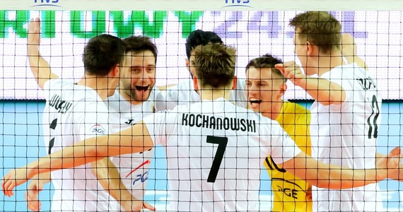 PGE Skra Bełchatów przegrała w Płocku z rosyjskim zespołem Fakieł Nowy Urengoj 2:3 (25:23, 29:27, 28:30, 21:25, 19:21) w swoim drugim meczu grupy A klubowych mistrzostw świata siatkarzy. To druga porażka mistrzów Polski, która pozbawiła ich szans na awans do półfinału.
