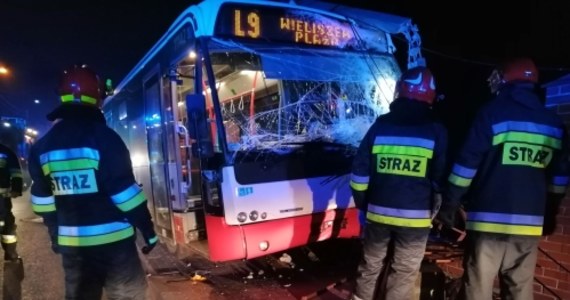 ​Atak na kierowcę autobusu miejskiego w podwarszawskim Wieliszewie. Mężczyzna prowadzący nocny autobus stracił panowanie nad kierownicą, zjechał z drogi i uderzył w ogrodzenie.