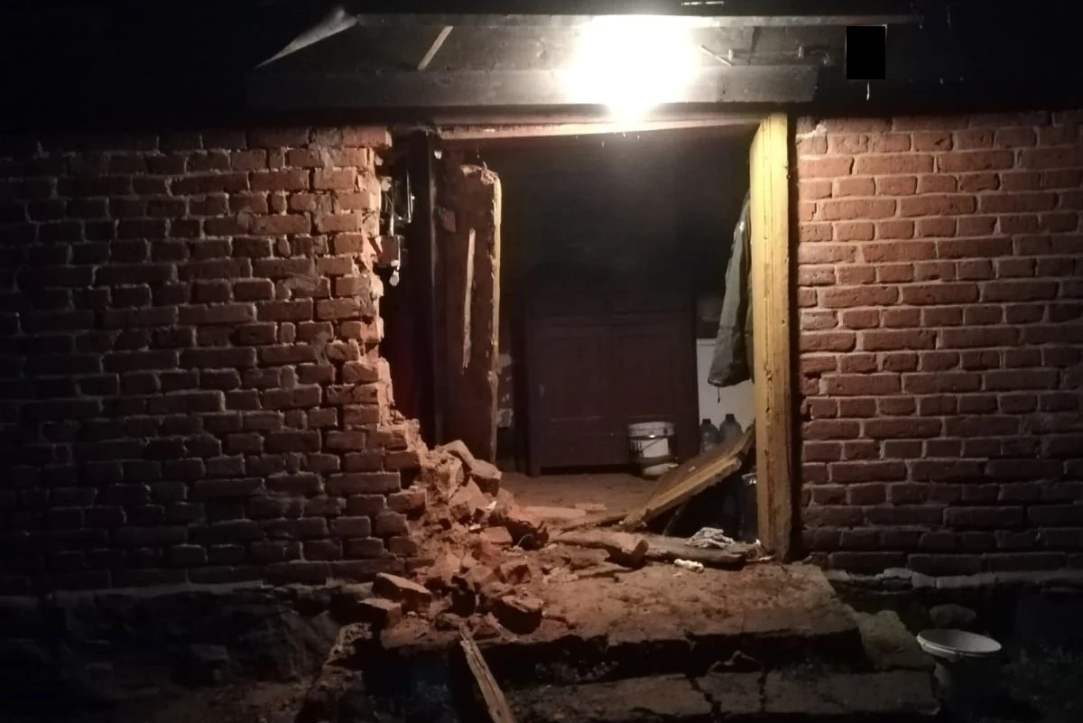 Trzech mężczyzn postanowiło dostać się do domu znajomego w niecodzienny sposób. Po braku reakcji na pukanie do drzwi wszyscy wsiedli do samochodu, rozpędzili się i przebili do środka. Mężczyźni usłyszeli już zarzuty.