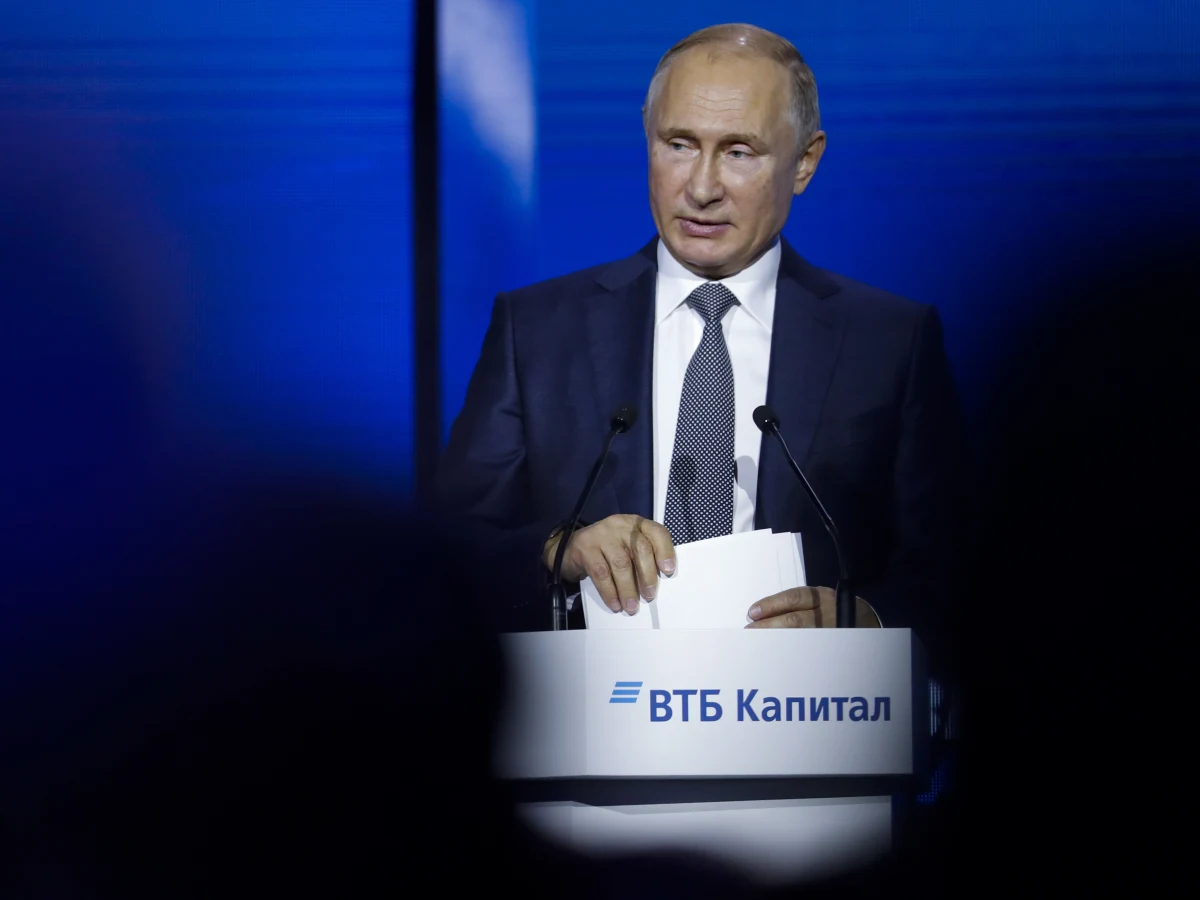 Incydent na Morzu Czarnym był "prowokacją", zorganizowaną przez ukraińskie władze z myślą o podbiciu notowań prezydenta Petra Poroszenki przed przyszłorocznymi wyborami prezydenckimi i "obliczoną na to, by wykorzystać ją jako pretekst" do wprowadzenia na Ukrainie stanu wojennego - oświadczył prezydent Rosji Władimir Putin w przemówieniu wygłoszonym podczas forum inwestycyjnego w Moskwie.