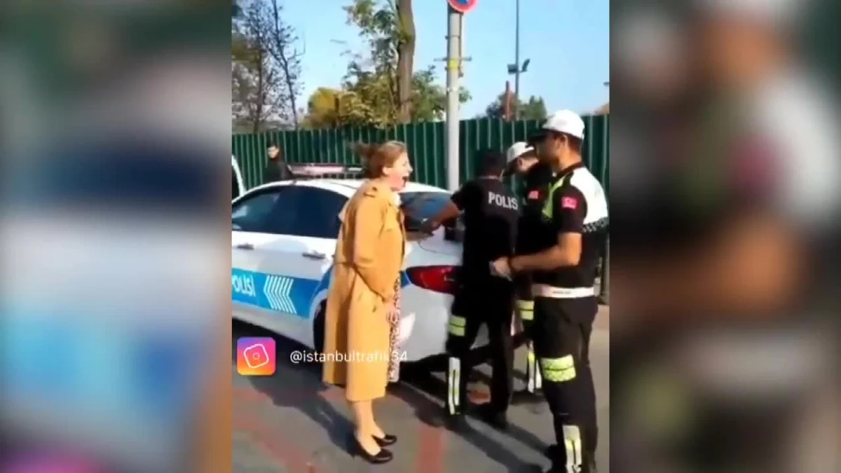 Turecka nauczycielka zaczęła krzyczeć wniebogłosy, bo dostała mandat. Nagranie z tego niecodziennego zdarzenia stało się hitem internetu nad Bosforem. Na filmie widać kobietę, które po zatrzymaniu przez policję i ukaraniu mandatem wpada w histerię, krzyczy i uderza ręką w radiowóz, podczas gdy policjanci starają się ją uspokoić. Jak poinformowano, kobieta została ukarana za jazdę bez prawa jazdy, rozmowę przez telefon komórkowy, nie zapięcie pasów bezpieczeństwa oraz brak dokumentów potwierdzających ważność przeglądu technicznego auta. Za wszystkie przewinienia kobieta będzie musiała zapłacić 578 lirów, czyli około 110 dolarów.