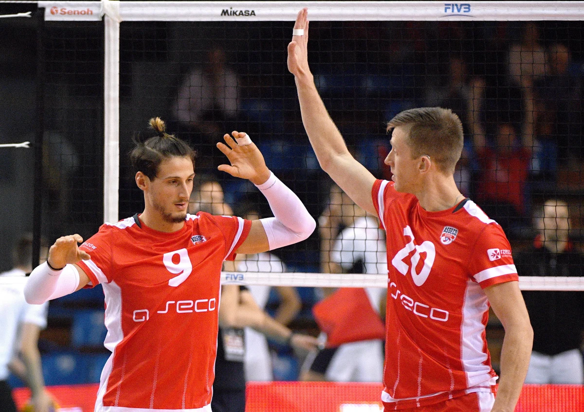 Siatkarze Asseco Resovii wygrali w Rzeszowie z irańskim Khatamem Ardakan 3:0 (25:21, 25:21, 25:11) w swoim drugim meczu w grupie B klubowych mistrzostw świata i zapewnili sobie awans do półfinału. Ekipa z Podkarpacia debiutuje w imprezie tej rangi.