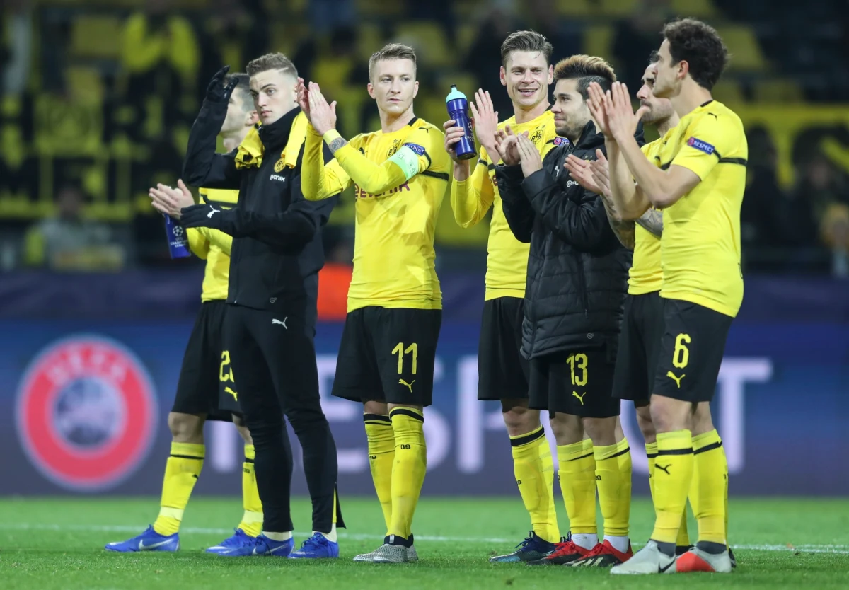 Atletico Madryt, Borussia Dortmund, FC Porto i Schalke 04 Gelsenkirchen awansowały w środę do 1/8 finału piłkarskiej Ligi Mistrzów. Już wcześniej wywalczyła awans Barcelona, a we wtorek siedem innych drużyn: Bayern Monachium, Ajax Amsterdam, Real Madryt, AS Roma, Manchester City, Manchester United oraz Juventus Turyn. Trzy zespoły wciąż walczą o awans z grupy C. Z pewnością to był wieczór, który zapamięta Łukasz Piszczek. 33-letni obrońca rozegrał w środę 45. mecz w barwach Borussii w LM i został samodzielnym rekordzistą klubu, wyprzedzając Stefana Reutera.