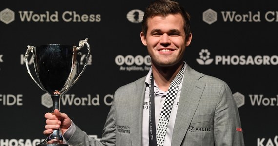 Ma 28 lat i po raz kolejny obronił tytuł mistrza świata w szachach. Norweg Magnus Carlsen szczególnie lubi partie szybkie i błyskawiczne oraz... piłkę nożną. Królewską grę traktuje jako batalię idei.
