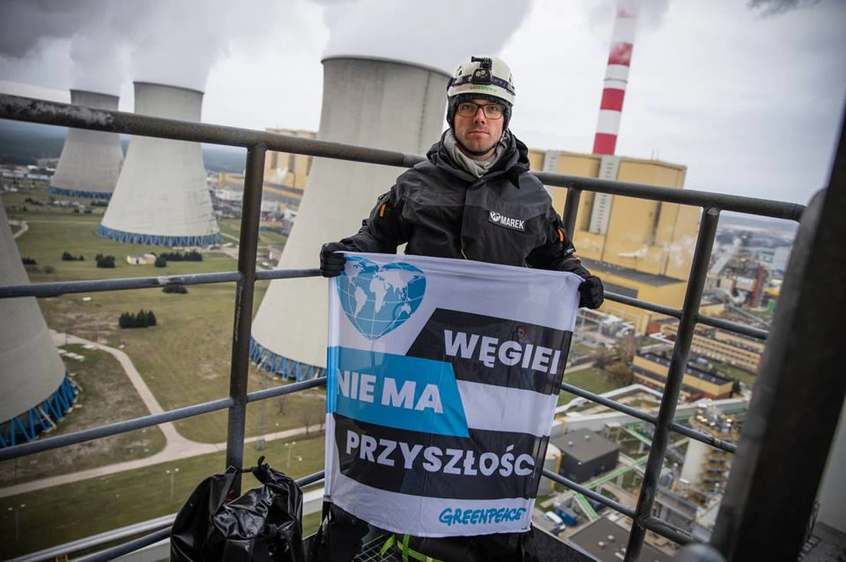 Protest działaczy Greenpeace na kominie chłodni Elektrowni Bełchatów w Łódzkiem zakończony zarzutami. „Zieloni” odpowiedzą za naruszenie miru domowego, czyli wtargnięcie na teren zakładu lub nieopuszczenie terenu, chociaż żądała tego osoba uprawniona.