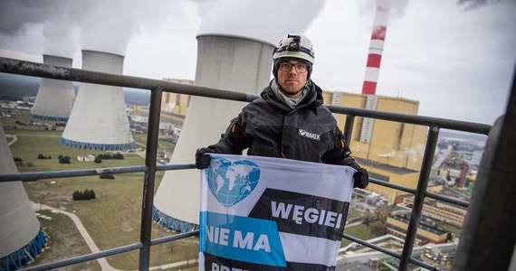 Protest działaczy Greenpeace na kominie chłodni Elektrowni Bełchatów w Łódzkiem zakończony zarzutami. „Zieloni” odpowiedzą za naruszenie miru domowego, czyli wtargnięcie na teren zakładu lub nieopuszczenie terenu, chociaż żądała tego osoba uprawniona.