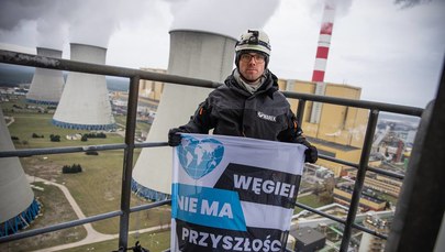 Zarzuty dla aktywistów Greenpeace, którzy weszli na komin elektrowni