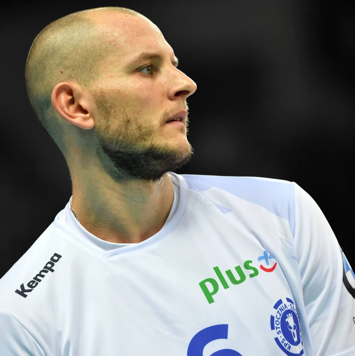 Bartosz Kurek rozstał się ze Stocznią Szczecin. Jak poinformował klub, kontrakt został rozwiązany za porozumieniem stron. Nie jest jednak tajemnicą, że szczeciński klub ma poważne problemy finansowe, a w ślady najlepszego siatkarza ostatniego mundialu mogą pójść kolejni zawodnicy. Sam Kurek może natomiast już wkrótce zasilić szeregi Asseco Resovii Rzeszów.