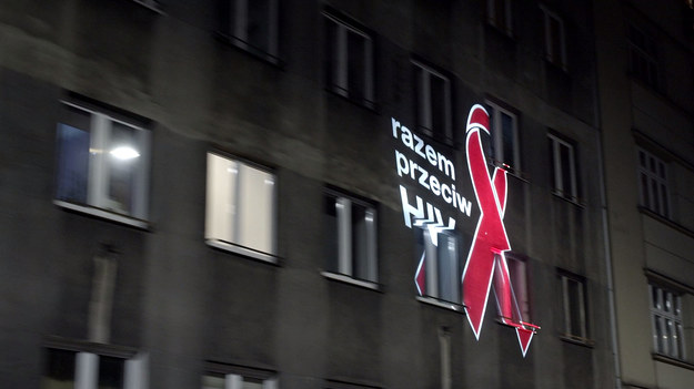 Z okazji Europejskiego Tygodnia Testowania na HIV ulice Krakowa, Poznania, Warszawy i Wrocławia rozświetliły czerwone kokardki wyświetlane na fasadach budynków. W Światowy Dzień Walki z AIDS, czyli 1 grudnia jeszcze raz zobaczymy je na stołecznych ulicach.


„Czerwonymi kokardkami z napisem Razem przeciw HIV chcemy zwrócić uwagę na ciągle groźny problem HIV i AIDS, pokazać solidarność z osobami zakażonymi oraz zachęcić wszystkich do testowania się w kierunku zakażenia. W Polsce HIV już praktycznie nie zabija, bo Minister Zdrowia w ramach Narodowego Programu Zdrowotnego zapewnia zakażonym nowoczesne, bardzo skuteczne i bezpieczne leki, ale leczyć się można tylko wiedząc o  chorobie” – powiedział Mateusz Liwski z Polskiej Fundacji Pomocy Humanitarnej „Res Humanae”, która organizuje świetlny happening w Warszawie, Poznaniu, Wrocławiu i Krakowie. 


Dane NIZP-PZH pokazują jasno, że epidemia HIV nie została jeszcze pokonana. Liczba nowo wykrytych zakażeń HIV w Polsce rośnie. Od roku 1985, kiedy wdrożono badania, odnotowano ponad 23 tys. zakażeń. Tylko w 2017 roku – aż 1526. Dzięki zapewnionej przez Ministerstwo Zdrowia dostępności nowoczesnej, bezpłatnej terapii, każdy zakażony ma szansę na normalne życie do późnej starości. Niestety mimo to ludzie wciąż umierają w Polsce na AIDS. Niewykryte lub źle leczone zakażenie HIV nadal powoduje śmierć lub groźne powikłania.