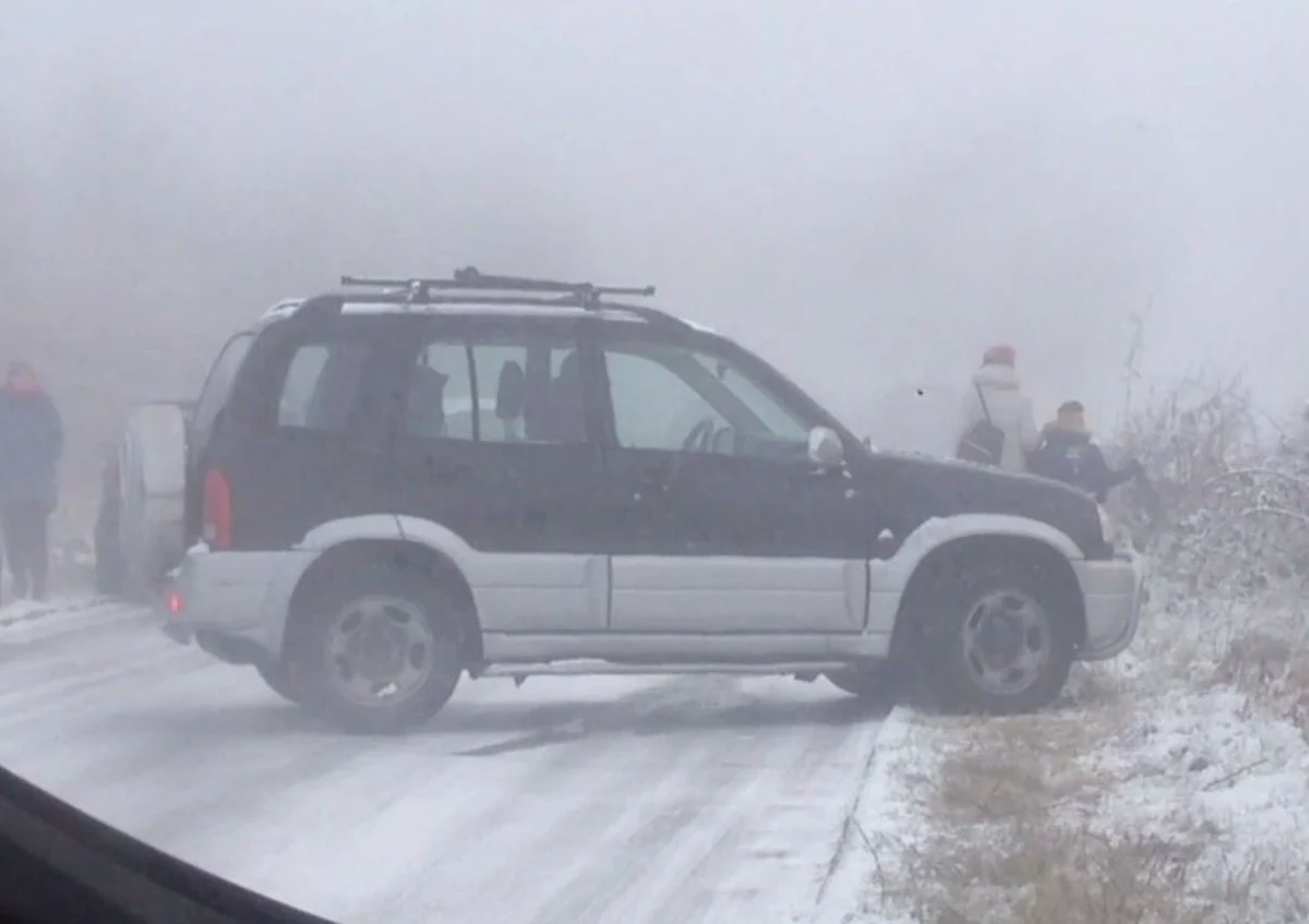 Jedna z ulic Gdańska w środowy poranek. Właśnie spadł śnieg. Auto terenowe bezwładnie zsuwa się po stromej, oblodzonej drodze, uderzając w trzy inne samochody stojące na poboczu. Sytuacja wygląda naprawdę poważnie. Taki film otrzymaliśmy od naszego słuchacza, który wraz z innymi mieszkańcami prosił o interwencję w sprawie niebezpiecznej drogi. 