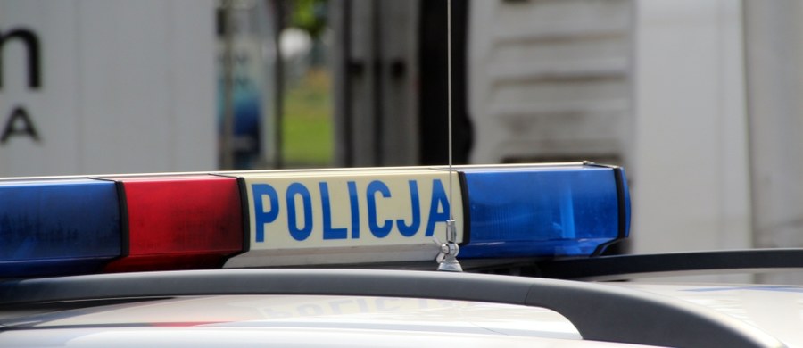 Groźny atak na dworcu PKP w Tarnowie: 33-letni mężczyzna z Tychów ranił nożem w szyję przypadkowego przechodnia. 39-letni mieszkaniec Tarnowa trafił do szpitala w stanie zagrażającym życiu. Napastnik jest już w rękach policji.