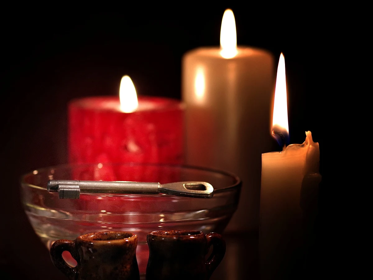 W kalendarzu 30 listopada, a to oznacza, że imieniny obchodzą dzisiaj Andrzeje! Ich święto to również święto dobrej zabawy, którą tradycyjnie łączymy z andrzejkowymi wróżbami. U progu weekendu mamy dla Was podpowiedzi, z jakich wróżb warto skorzystać!