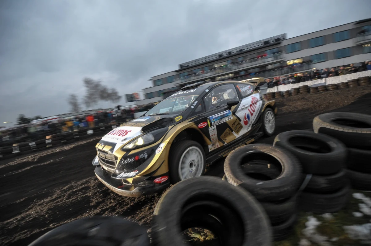 Kajetan Kajetanowicz, Mikko Hirvonen, Jakub Brzeziński i Miko Marczyk - to największe gwiazdy, jakie zobaczymy już w sobotę podczas tegorocznego Rajdu Barbórka! Zwieńczenie rajdowego sezonu w Polsce to w sumie 5 odcinków specjalnych na Autodromie Bemowo i na Torze Modlin. A finał to już tradycyjne - i najbardziej widowiskowe - kryterium Karowa!