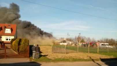 Groźny pożar hali z ozdobami świątecznymi