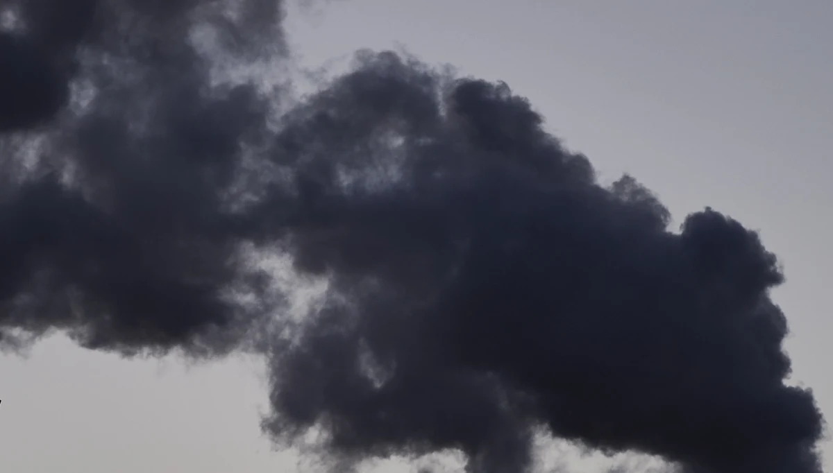 ​Awaria filtrów w bydgoskiej Odlewni Żeliwa doprowadziła do poważnego zanieczyszczenia powietrza. W pobliżu zakładu osadzał się ciemny pył.