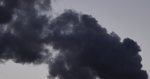​Awaria filtrów w bydgoskiej Odlewni Żeliwa doprowadziła do poważnego zanieczyszczenia powietrza. W pobliżu zakładu osadzał się ciemny pył.