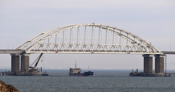 Ukraińskie okręty, zaatakowane w niedzielę przez Rosję w pobliżu Cieśniny Kerczeńskiej, zostały ostrzelane przez myśliwiec i śmigłowiec rosyjskich sił zbrojnych – oświadczył w czwartek wiceszef Służby Bezpieczeństwa Ukrainy Ołeh Frołow.