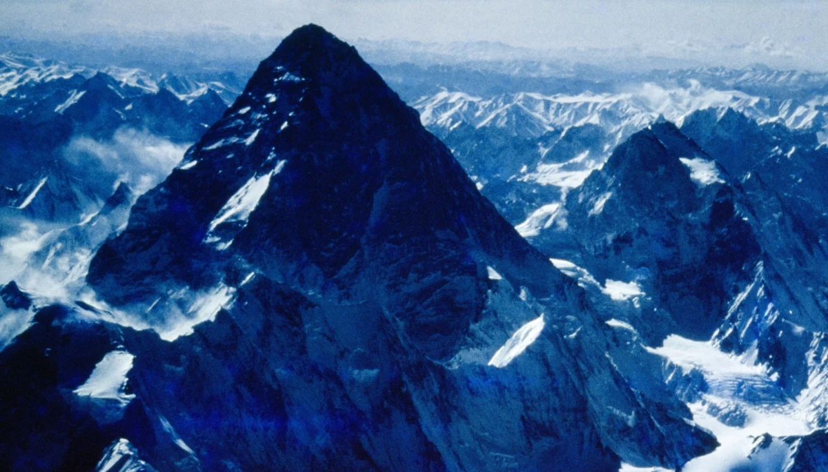 To już pewne. Alex Txikon zaatakuje zimą K2 i chce jako pierwszy w historii wejść na szczyt tego ostatniego niezdobytego o tej porze roku ośmiotysięcznika. Po kilku tygodniach spekulacji, Bask oficjalnie potwierdził to na konferencji prasowej. Przedstawił nie tylko skład uczestników swojej wyprawy, ale też pozostałe cele, które sobie postawił. Ekspedycja połączona będzie z licznymi badaniami naukowymi. Razem z Txikonem do Pakistanu polecą naukowcy, którzy między innymi zbadają jak zmiana klimatu wpływa na warunki na lodowcu Baltoro i K2. Do szczegółów dotarł dziennikarz RMF FM Michał Rodak.