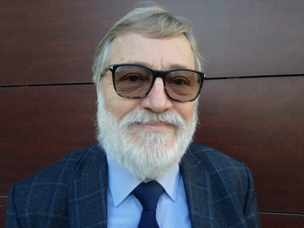 W Polskiej Akademii Nauk od lat narasta spór na temat przyszłości tej szacownej instytucji. Prof. Jerzy Duszyński, prezes PAN, wybrany ostatnio na drugą kadencję, dąży do połączenia autonomicznych do tej pory instytutów badawczych w jedną, centralnie nadzorowaną strukturę. Część dyrektorów samodzielnych instytutów nie chce o tym słyszeć.