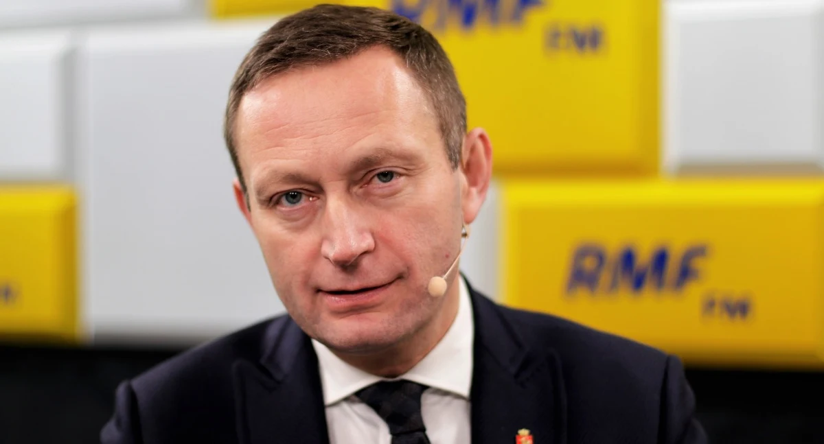 "Nie zafundujemy Warszawie drugiego Neapolu. Mieszkańcy mogą spać spokojnie. Będziemy odbierać od warszawiaków śmieci tak, jak są odbierane do tej pory - mimo komplikacji, które wynikają ustawy i z tego, że ministerstwo odpowiedzialne za wprowadzenie tej ustawy nie przeprowadziło tego właściwie" - stwierdził w Popołudniowej rozmowie w RMF FM wiceprezydent Warszawy Paweł Rabiej. "Panujemy nad sytuacją. Straszenie przez pana ministra (ministra środowiska Henryka Kowalczyka - przyp. red.) warszawiaków tym, że będziemy mieli drugi Neapol, Sofię, Madryt czy cokolwiek, jest niestosowne" - dodał. 