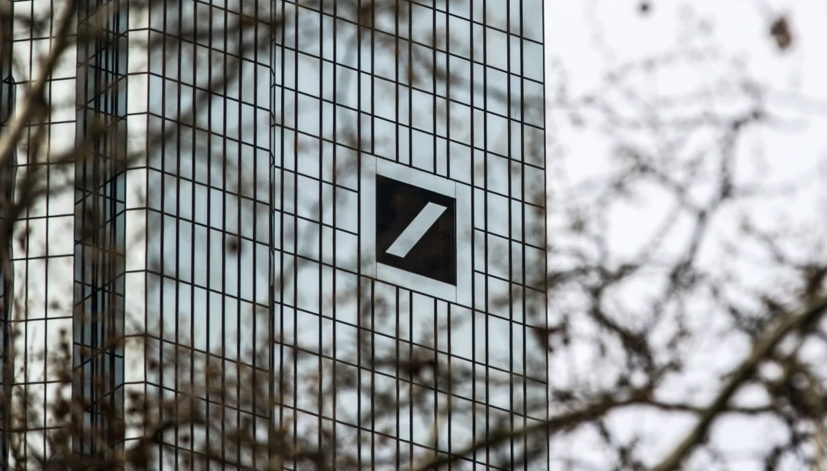 Ekipy śledcze przeszukały główną siedzibę największego niemieckiego banku komercyjnego Deutsche Bank we Frankfurcie nad Menem oraz kilka innych obiektów w ramach dochodzenia dotyczącego podejrzeń o pranie pieniędzy.