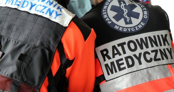 Ratownicy medyczni zaatakowani nożem w Łodzi. Napastnik to 36-letni mężczyzna, któremu przyjechali udzielić pomocy. Na szczęście nie doszło do tragedii. Na miejsce wezwano policję. Krewki 36-latek, który był pod wpływem alkoholu - został przewieziony do szpitala. 
