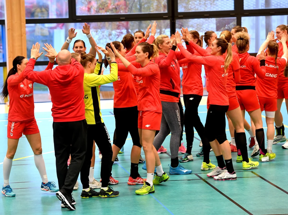 Przed pierwszym spotkaniem z Serbią w Nantes w mistrzostwach Europy piłkarek ręcznych trener polskiej reprezentacji Leszek Krowicki podał meczową "16". Poza składem znalazły się rozgrywająca Ewa Urtnowska i obrotowa Joanna Szarawaga.