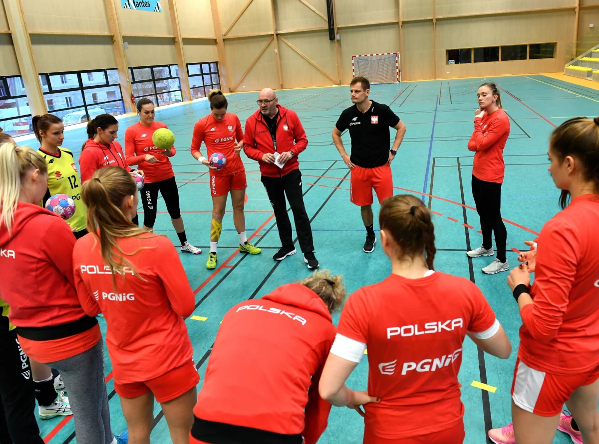 Od meczu z Serbią rozpoczną polskie szczypiornistki rywalizację w turnieju finałowym mistrzostw Europy we Francji. "Serbki to bałkańska szkoła gry, oparta na świetnym wyszkoleniu indywidualnym i pewności siebie. Są pozytywnie agresywne" - mówi o rywalkach swoich podopiecznych trener Leszek Krowicki. Przeciwniczkami biało-czerwonych w grupie A będą również Dunki i Szwedki.