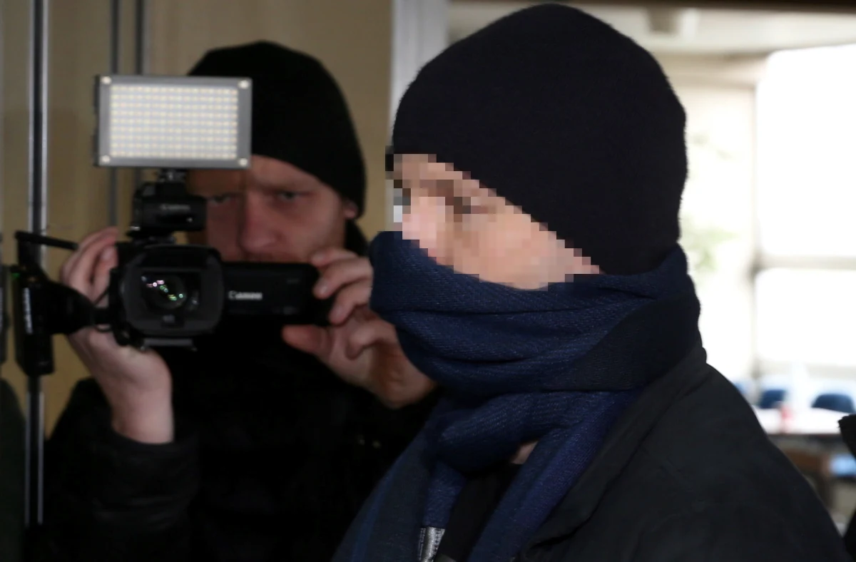 "Aresztowany były szef KNF zrobił przekręt już za PO?!" - pisze "Fakt" w piątkowym wydaniu. Wskazano na konkurs organizowany w 2011 roku przez resort sprawiedliwości. Zdaniem gazety, na rządowym kontrakcie były szef KNF miał zarobić ponad 2 mln zł. Chodzi o aresztowanego ze środy na czwartek byłego szefa Komisji Nadzoru Finansowego Marka Chrzanowskiego (jak przekazał PAP jeden z jego obrońców Radosław Baszuk, b. szef KNF wyraził zgodę na podawanie nazwiska). Wcześniej katowicka prokuratura, która wnioskowała o areszt, postawiła Chrzanowskiemu zarzut przekroczenia uprawnień przez funkcjonariusza publicznego – przewodniczącego KNF - w celu osiągnięcia korzyści osobistej i majątkowej przez inną osobę.
