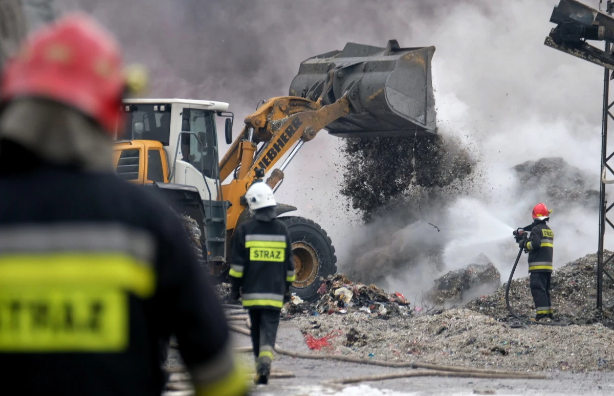Prokuratura Okręgowa w Gliwicach przejęła śledztwo w sprawie wciąż nieugaszonego pożaru na składowisku opon i tworzyw sztucznych w Żorach w woj. Śląskim. Strażacy spodziewają się dodatkowego ciężkiego sprzętu, co ma przyśpieszyć akcję.