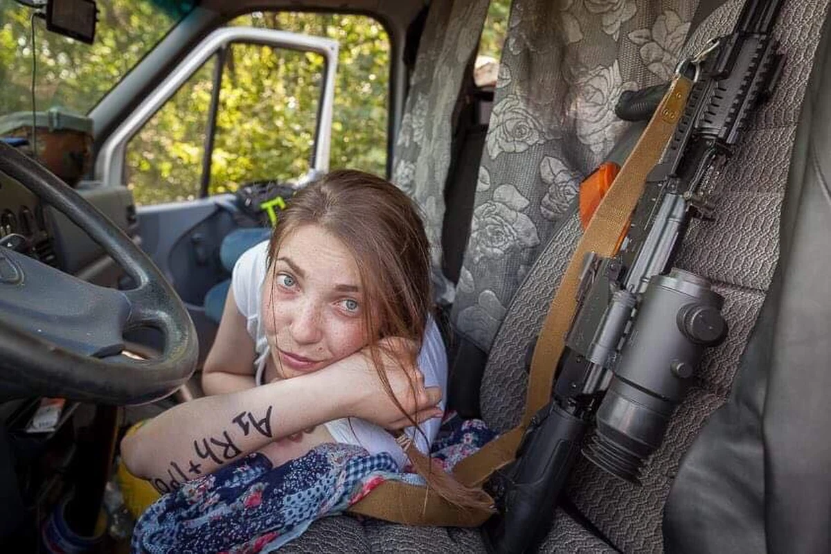 Kiedy rozpoczęły się wydarzenia na Majdanie w centrum Kijowa Uliana Pereskotska miała 21 lat. Wiedziała, że trzeba o tym powiedzieć światu. Skończyła filologię polską, mogła więc przekazywać historie z pierwszej ręki swoim najbliższym zachodnim sąsiadom. Razem z grupą wolontariuszy stworzyła stronę "Euromajdan po polsku". To dzięki niej i jej przyjaciołom, Polacy mogli dowiedzieć o sytuacji w samym sercu ukraińskiej rewolucji, zanim jeszcze te informacje pojawiły się w mediach. Zaraz po Majdanie wyjechała na wojnę. Idea była ta sama – opowiedzieć światu o walce, jaką toczą Ukraińcy i związanych z nią nadziejach. W okopach razem z żołnierzami spędziła blisko dwa lata. To tam, blisko miejscowości Piaski otarła się o śmierć. Z trudem wspomina tamte chwile. Po nich zrezygnowała z dziennikarstwa. Ale do dziś jest na froncie. Tak jak cała masa jej rówieśników. Nie chodzi jednak o front, na którym ścierają się wojska, ale front walki o lepsze jutro dla swojego ukochanego kraju i jego mieszkańców. 