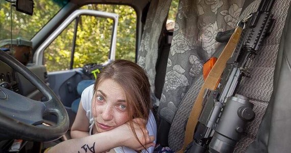 Kiedy rozpoczęły się wydarzenia na Majdanie w centrum Kijowa Uliana Pereskotska miała 21 lat. Wiedziała, że trzeba o tym powiedzieć światu. Skończyła filologię polską, mogła więc przekazywać historie z pierwszej ręki swoim najbliższym zachodnim sąsiadom. Razem z grupą wolontariuszy stworzyła stronę "Euromajdan po polsku". To dzięki niej i jej przyjaciołom, Polacy mogli dowiedzieć o sytuacji w samym sercu ukraińskiej rewolucji, zanim jeszcze te informacje pojawiły się w mediach. Zaraz po Majdanie wyjechała na wojnę. Idea była ta sama – opowiedzieć światu o walce, jaką toczą Ukraińcy i związanych z nią nadziejach. W okopach razem z żołnierzami spędziła blisko dwa lata. To tam, blisko miejscowości Piaski otarła się o śmierć. Z trudem wspomina tamte chwile. Po nich zrezygnowała z dziennikarstwa. Ale do dziś jest na froncie. Tak jak cała masa jej rówieśników. Nie chodzi jednak o front, na którym ścierają się wojska, ale front walki o lepsze jutro dla swojego ukochanego kraju i jego mieszkańców. 