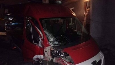 Kradzież samochodu straży pożarnej w Krakowie. 21-latek staranował bramę i szlaban