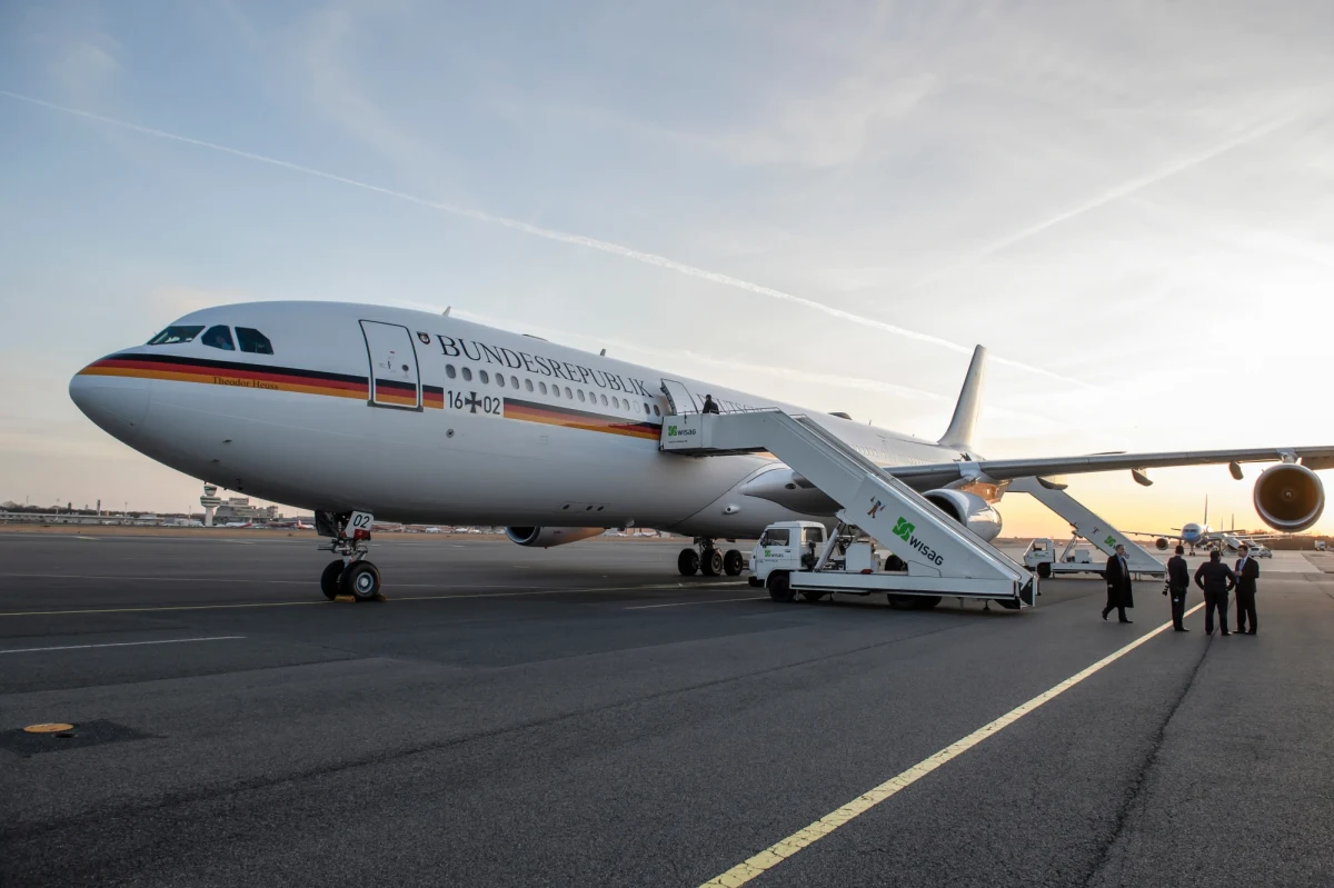 W rządowym samolocie, którym kanclerz Niemiec Angela Merkel leciała w czwartek na szczyt G20 do Buenos Aires, doszło do awarii "całego systemu komunikacji z ziemią" - pisze w piątek tygodnik "Spiegel". Samolot zawrócił znad Holandii i wylądował w Kolonii. "Spiegel" (w wydaniu internetowym) podkreśla, że taka sytuacja jest w lotnictwie uważana za niebezpieczny nagły przypadek. Dlatego też piloci natychmiast zdecydowali się zawrócić.