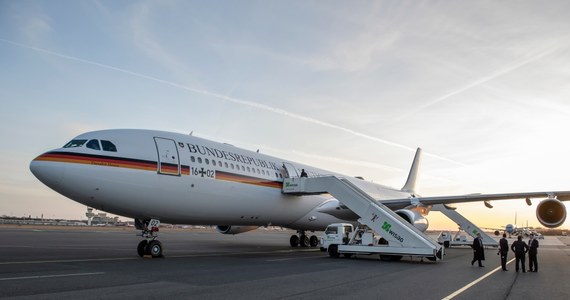 W rządowym samolocie, którym kanclerz Niemiec Angela Merkel leciała w czwartek na szczyt G20 do Buenos Aires, doszło do awarii "całego systemu komunikacji z ziemią" - pisze w piątek tygodnik "Spiegel". Samolot zawrócił znad Holandii i wylądował w Kolonii. "Spiegel" (w wydaniu internetowym) podkreśla, że taka sytuacja jest w lotnictwie uważana za niebezpieczny nagły przypadek. Dlatego też piloci natychmiast zdecydowali się zawrócić.