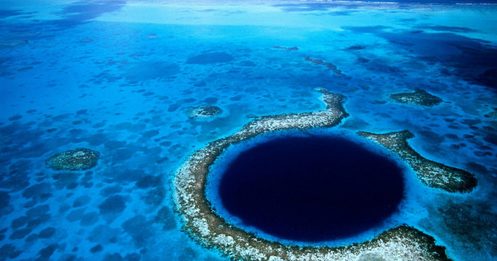 Gigantyczna podwodna jaskinia u wybrzeży Belize znana jako Great Blue Hole - Wielka Błękitna Dziura, została spopularyzowana przez Jacquesa Cousteau. Niezwykły twór przyciąga odkrywców oraz nurków swoją niepowtarzalną urodą i tajemnicami. Poczynione w niej odkrycia to jednak nie tylko historia Ziemi i piękno natury - to także niepokojące widoki.