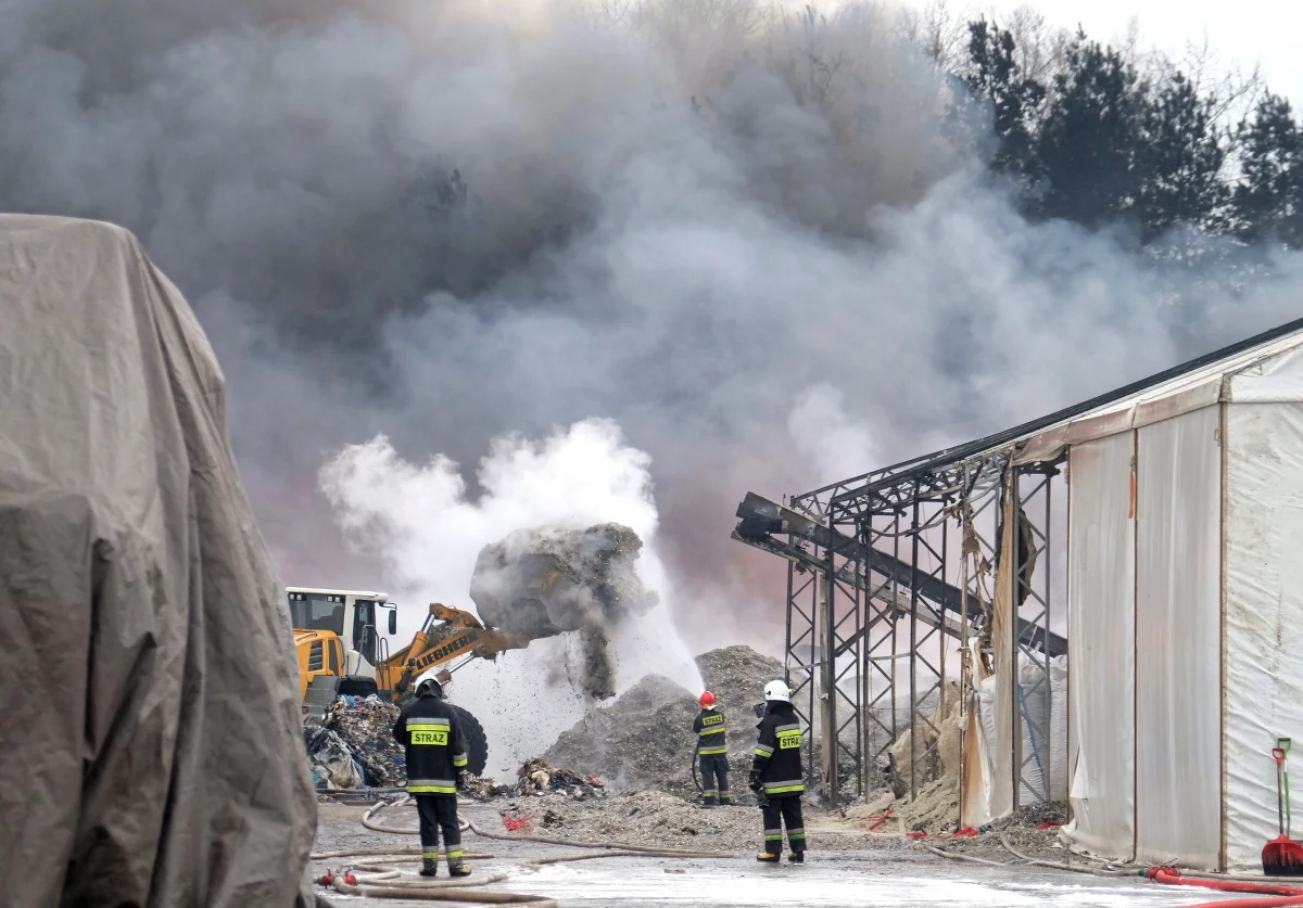 Kilkudziesięciu strażaków wciąż pracuje na składowisku opon i tworzyw sztucznych w Żorach na Śląsku. W nocy z wtorku na środę wybuchł tam pożar. Jego dogaszanie może potrwać jeszcze kilka dni. Według strażaków, badania powietrza, nie wykazały niebezpiecznych stężeń szkodliwych substancji. W rozmowie z reporterką RMF FM mieszkańcy skarżą się jednak na uciążliwy, nieprzyjemny odór. 