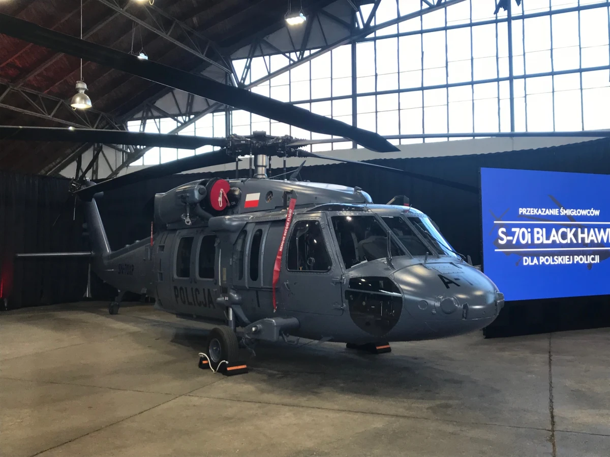 Dwa nowe śmigłowce S-70i Black Hawk zostały przekazane polskiej policji. "Nigdy wcześniej policja nie dostała nowych śmigłowców. Zwykle były to helikoptery wykorzystywane wcześniej na potrzeby innych formacji, przede wszystkim wojska" - podkreślał podczas uroczystości na lotnisku na warszawskim Bemowie premier Mateusz Morawiecki. Szef MSWiA Joachim Brudziński zapowiedział natomiast, że trzy kolejne Black Hawki mogą trafić do polskiej policji w przyszłym roku: pierwszy być może już w marcu.