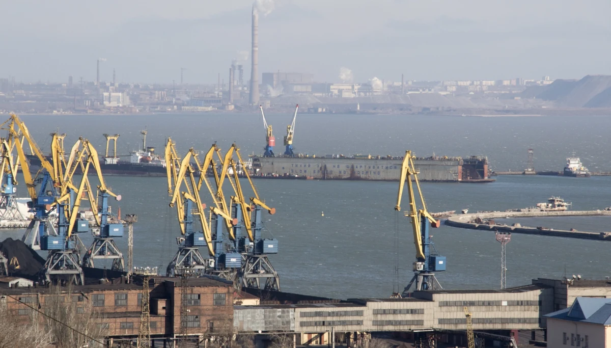 21 ukraińskich marynarzy z zatrzymanych w niedzielę przez Rosję okrętów zostało przewiezionych do moskiewskiego aresztu śledczego Lefortowo - podała rosyjska niezależna telewizja Dożd. Trzech marynarzy jest w szpitalu w areszcie Matrosskaja Tiszyna. 