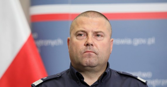 ​Komendant Główny Policji Jarosław Szymczyk reaguje na wywiad, którego komendant podlaskiej policji udzielił Radiu 5 - dowiedzieli się reporterzy śledczy RMF FM. Daniel Kołnierowicz wzywał w nim do pisania anonimów na posłankę PO, która sygnalizowała nieprawidłowości w funkcjonowaniu podlaskiej policji. 