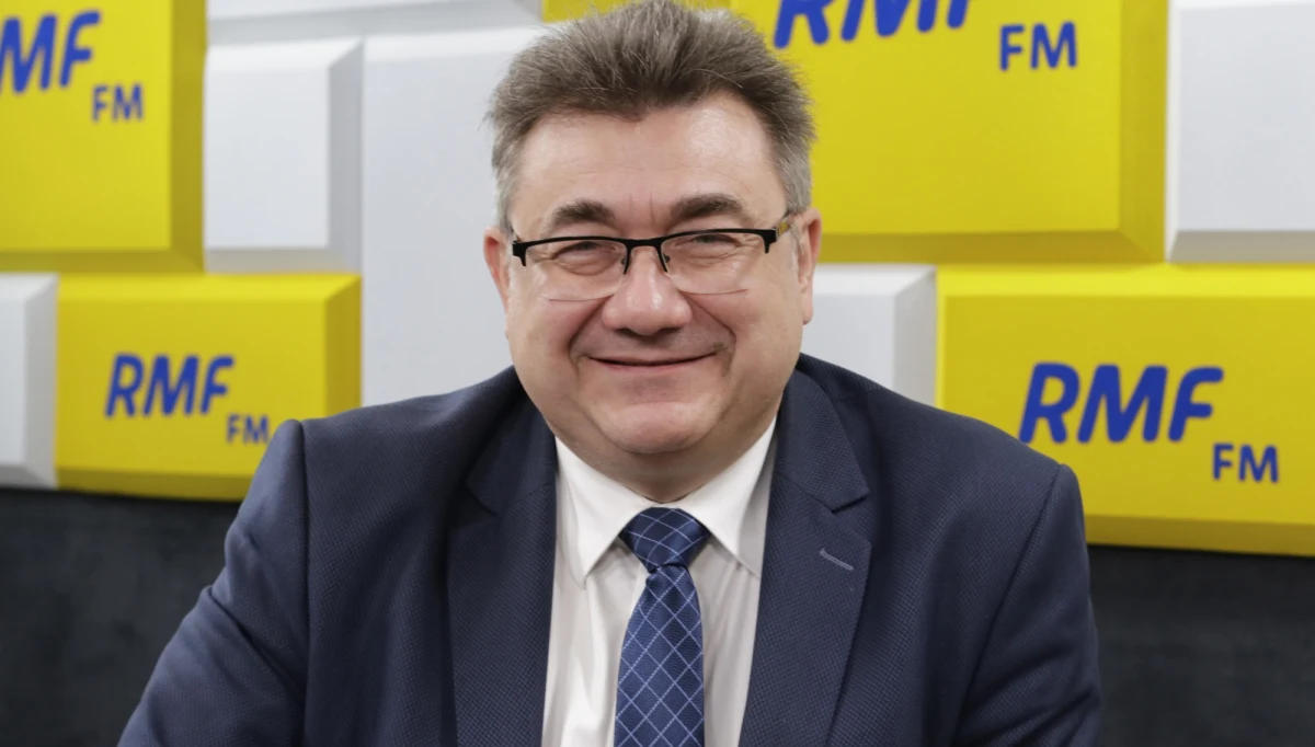 "Jestem troszkę zaskoczony komunikatem Komisji Europejskiej w sprawie zbilansowania emisji CO2. (…) Nawet kanclerz Merkel mówi, że nie należy zaostrzać rygorów klimatycznych" – powiedział wiceminister energii Grzegorz Tobiszowski, Gość Krzysztofa Ziemca w RMF FM. "Nie da się zrezygnować z kwestii węglowych w naszych gospodarkach" – dodał Tobiszowski przed rozpoczynającym się w poniedziałek szczytem klimatycznym w Katowicach. Komisja Europejska chce w ciągu 30 lat do zera zredukować CO2. "Dla nas będzie to praktycznie nierealne do zrealizowania" - podkreśla.