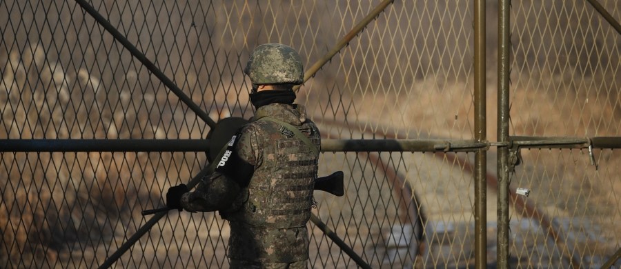 Północnokoreański żołnierz uciekł w sobotę rano czasu lokalnego do Korei Południowej - poinformował sztab generalny południowokoreańskiej armii. Władze w Seulu planują przesłuchać dezertera.