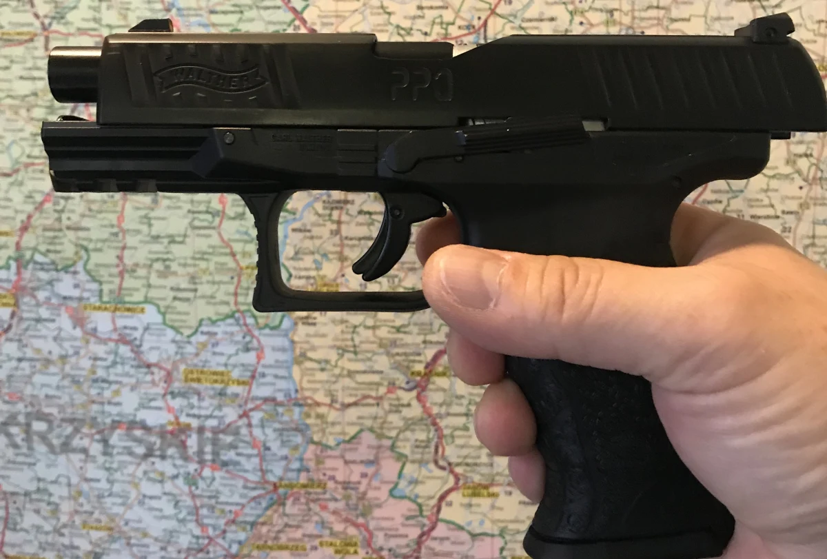 Legniccy policjanci postrzelili mężczyznę podejrzanego o napad na sklep. Zaatakował funkcjonariuszy, gdy próbowali go obezwładnić. Ranny trafił do szpitala, jego życiu nic nie zagraża.