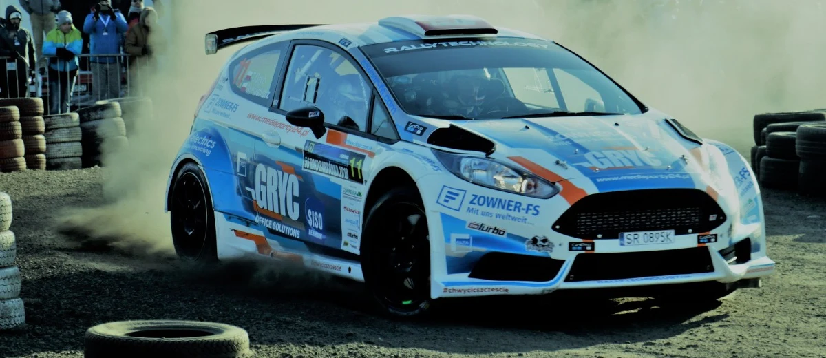 W Warszawie wystartował 56. Rajd Barbórka. Rywalizacja odbywa się na pięciu odcinkach specjalnych – trzy na Bemowie, dwa na torze Modlin i wieczorne, słynne „Kryterium Asów” na ulicy Karowej w Warszawie. Po trzech próbach na prowadzeniu jest faworyt - Kajetan Kajetanowicz.