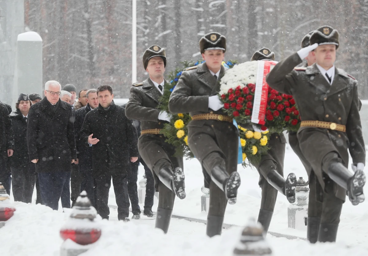 Szef MSZ Jacek Czaputowicz złożył wieńce na cmentarzu w Bykowni, gdzie w zbiorowych mogiłach pogrzebano około 150 tys. ofiar komunizmu różnych narodowości, w tym ok. 3,5 tys. Polaków z listy katyńskiej. Polski Cmentarz Wojenny w Bykowni został otwarty w 2012 roku.