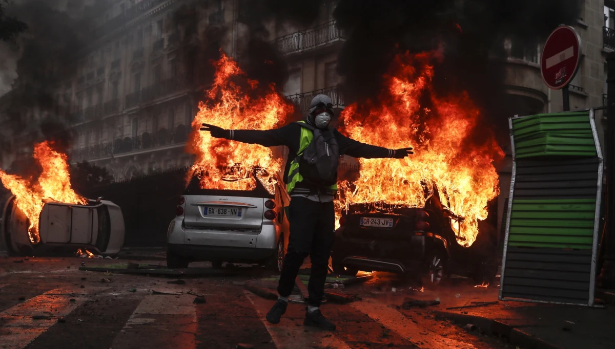 Zgromadzeni na manifestacji w Paryżu członkowie ruchu "żółtych kamizelek" ścierają się z policją, która użyła gazu łzawiącego. „To nowa rewolucja francuska” – twierdzą uczestnicy demonstracji. Według francuskiego MSW, w zamieszkach uczestniczy około 6 tysięcy osób. Jak poinformowała policja, aresztowanych zostało ponad 260 demonstrantów. 110 osób jest rannych, w tym kilkunastu funkcjonariuszy.
