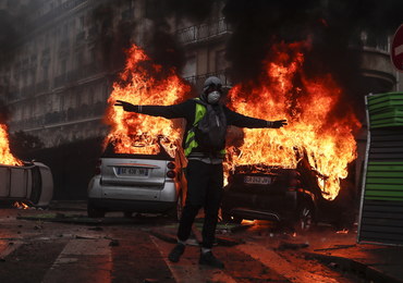 Kłęby dymu nad Paryżem. Kolejny protest "żółtych kamizelek"