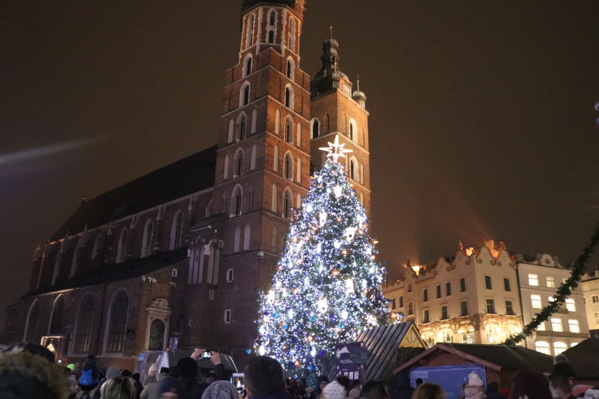 Kraków rozświetliły dziś świąteczne iluminacje. Na Rynku Głównym zapalono światełka na największej i najpiękniejszej choince w mieście. W świąteczny nastrój wprowadził wszystkich zespół Enej, który wystąpił na scenie głównej targów bożonarodzeniowych.